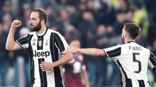 Higuain esulta in un derby tra Juventus e Torino