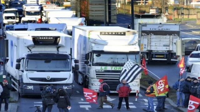 Les routiers gr&eacute;vistes proc&egrave;dent depuis ce matin &agrave; plusieurs blocages de d&eacute;p&ocirc;t de carburant.