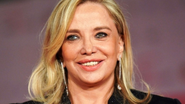 Simona Izzo: fanno discutere le sue presunte dichiarazioni su Amanda Lear - velvetnews.it