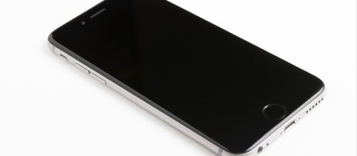 Black iPhone [Image via- cmart29 - pixabay]