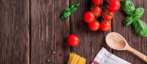 The Downtown Neighborhood Association will sponsor a four-course "friendly community table" dinner. [Image Credit: Daria-Yakovleva/Pixabay]