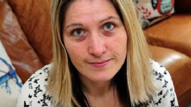 Donna costretta ad indossare il pannolino dopo il morso di una zecca