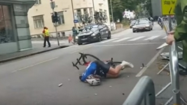 Il corridore finlandese a terra dopo la caduta