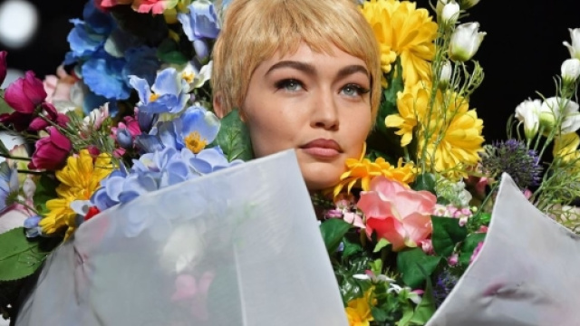 Milano Fashion Week: la sfilata di Moschino tra fiori, ballerine e ... - foxlife.it