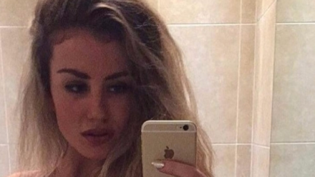 La modella inglese Chole Ayling