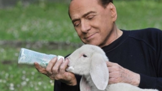 Silvio Berlusconi pronto ad allattare una lunga lista di micro partiti pur di vincere le prossime elezioni