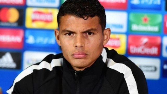 Thiago Silva r&eacute;pond aux journalistes