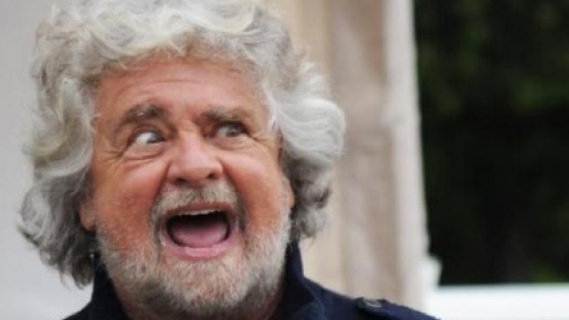 Un immagine di Beppe Grillo in un incontro con i sostenitori.