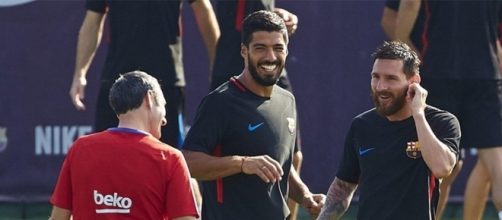 Ernesto Valverde, Leo Messi y Luis Su&aacute;rez durante un entrenamiento del Barcelona