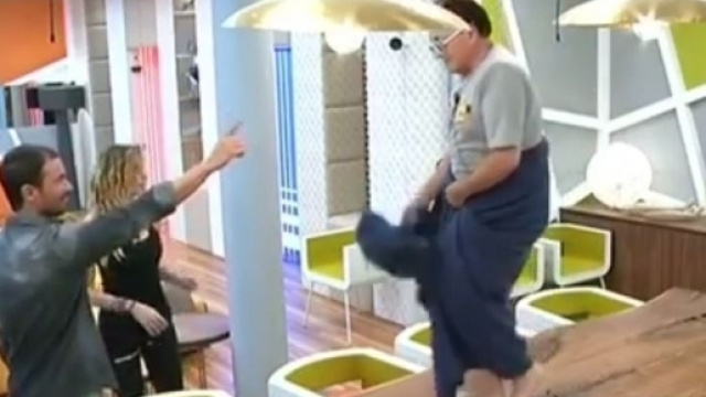 GF Vip: Cristiano Malgioglio brillo balla 'la Macarena' (Video)