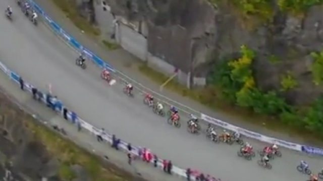 Il gruppo nei km finali dei Mondiali di ciclismo