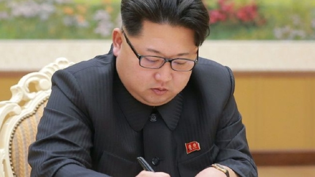 Kim Jong-un, lettera ai governi del mondo: 'Fermate Donald Trump o sar&agrave; il disastro nucleare'