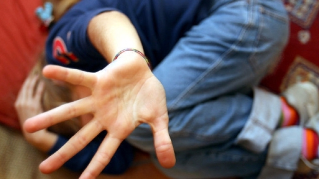 Un adolescente &egrave; stata offerta dal pap&agrave; in cambio di soldi