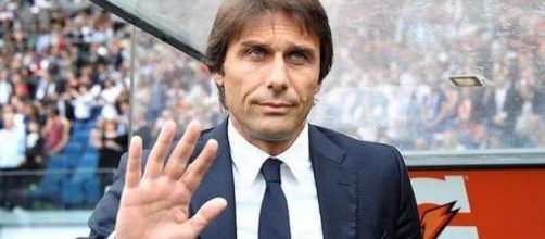 Antonio Conte waving to the camera (Nazionale Calcio via Flickr).