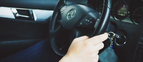 Man driving car/photo via Pixabay