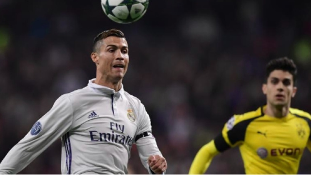 Cristiano Ronaldo devant Marc Bartra (d&eacute;cembre 2016) | AFP