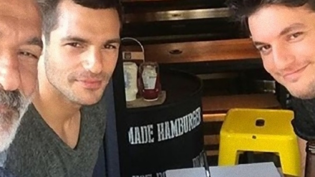 Il bellissimo gesto del padre di Serkan ed Erkan Cayoglu.