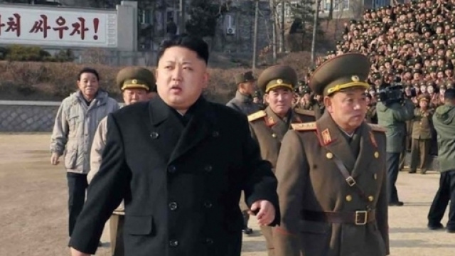 Il leader nordcoreano Kim, in rassegna alle truppe