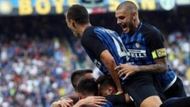 La gioia dei giocatori dell'Inter dopo il gol-partita segnato al Genoa al 'Meazza'