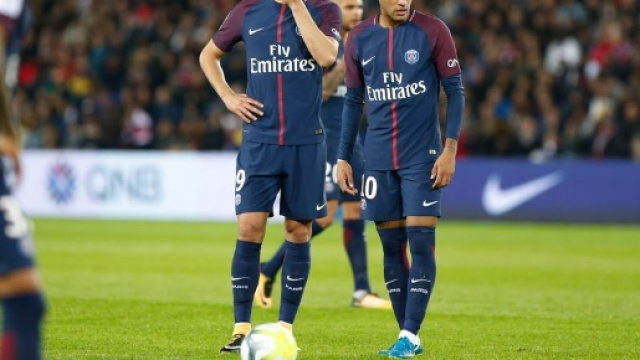 Neymar et Edinson Cavani apr&egrave;s s'&ecirc;tre disput&eacute;s pour tirer le penalty contre Lyon