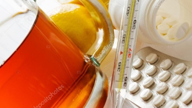 T&egrave; con limoni e pillole di influenza con termometro - rimedio ... - depositphotos.com