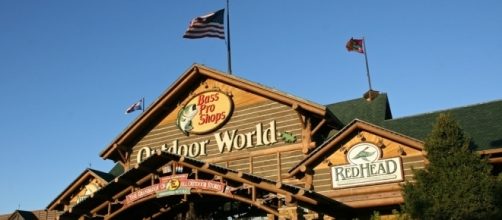 Outdoor world springfield [Image by BlueGold73|Wikimedia Commons| Cropped | CC0 1.0 Universal Public Domain Dedication. ]