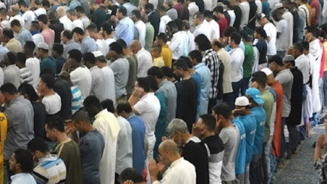 Coppia si bacia davanti alla moschea viene aggredita