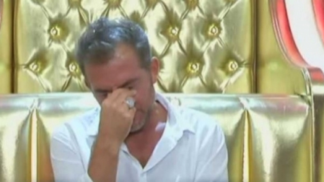 GF Vip, Daniele Bossari viene isolato dal gruppo: il gesto di Jeremias