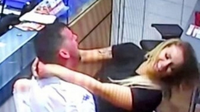 Giovane coppia ha consumato un rapporto in una pizzeria inglese