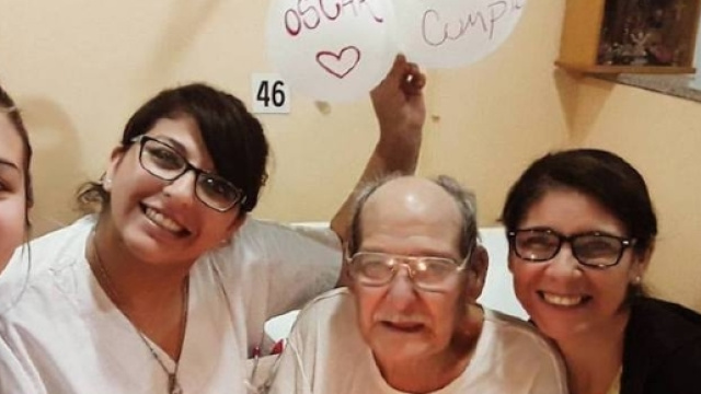 Oscar ha festeggiato i suoi 84 anni in ospedale dove &egrave; andato fingendo un malore per non stare a casa da solo. Foto: Facebook.