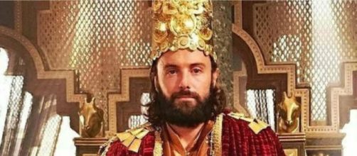 Evil assume o trono da Babil&ocirc;nia (Foto: Reprodu&ccedil;&atilde;o/Record TV)