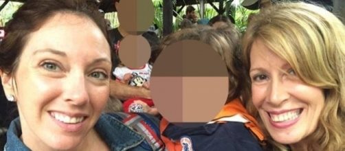 Kathleen Davis (direita) com sua filha