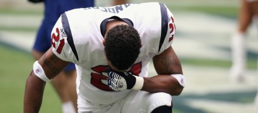 NFL player kneeling. Image via Pixabay.