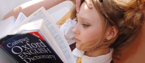 Ni&ntilde;a estudiando ingl&eacute;s cansada