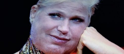 Xuxa &eacute; flagrada com barba na TV e ironiza assunto (Foto: Captura de v&iacute;deo)