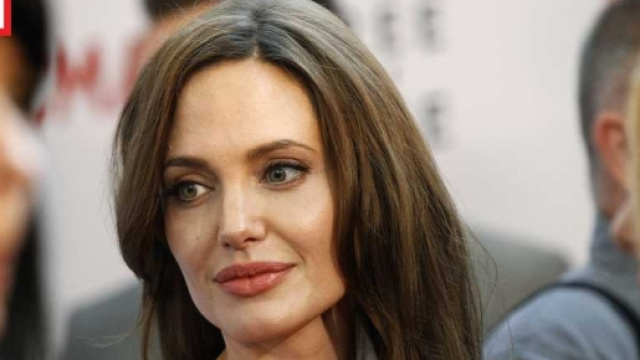 Angelina Jolie accuse Harvey Weinstein de harc&egrave;lement sexuel