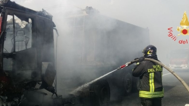 Calabria, tir in fiamme sulla ss 280