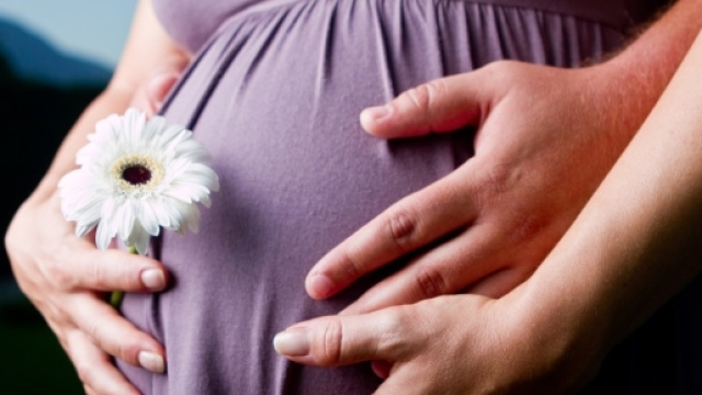 Infermiera 30enne assume farmaco in gravidanza, entrambe le figlie restano invalide