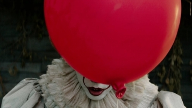 Tim Curry se voit voler la vedette par le jeune Bill Skarsg&aring;rd dans la nouvelle adapation du roman de Stephen King, par Andr&eacute;s Muschietti