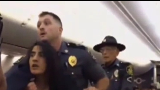 USA - Donna trascinata fuori dall'aereo