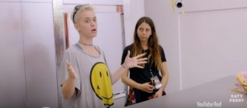 Katy Perry's behind-the-scenes. [Image Credit: Katy Perry/YouTube]
