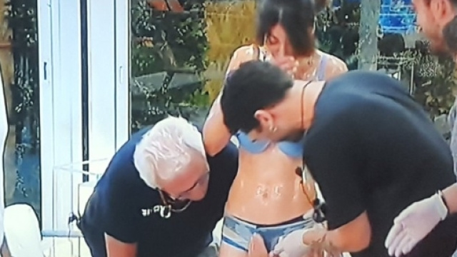 Grande Fratello Vip, Predolin 'tocca' Carmen Di Pietro.