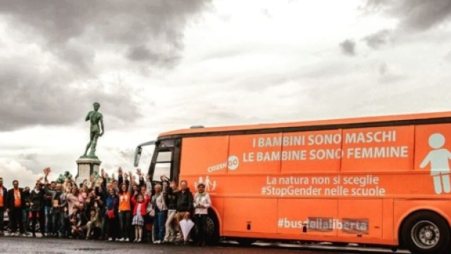 Il bus della libert&agrave; in tour nelle citt&agrave; italiane. Foto www.generazionefamiglia.it