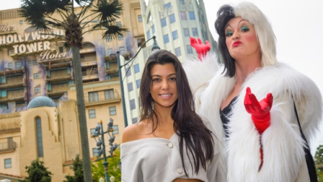 Kourtney Kardashian pose avec Cruella &agrave; Disneyland Paris (cr&eacute;dit photo : Disneyland Paris