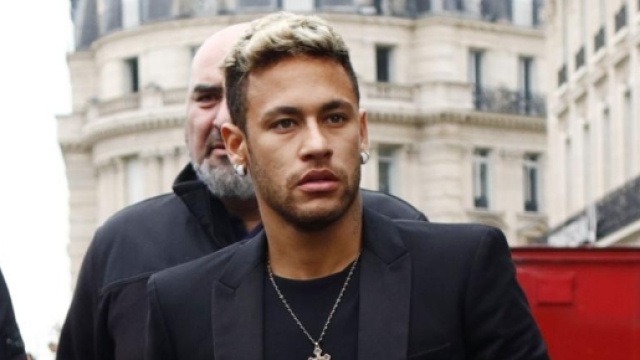 Le Buzz-D&eacute;jeuner: Quand Neymar et Daniel Alves d&eacute;filent &agrave; la ... - francetvinfo.fr