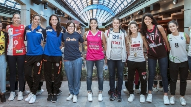 Le dieci capitane delle squadre di Serie A1 basket femminile alla presentazione del torneo (credits Legabasketfemminile.com)