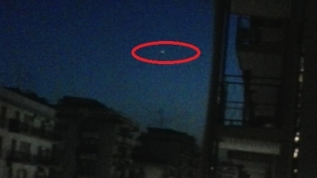 Una delle numerose fotografie che ritraggono l'oggetto misterioso