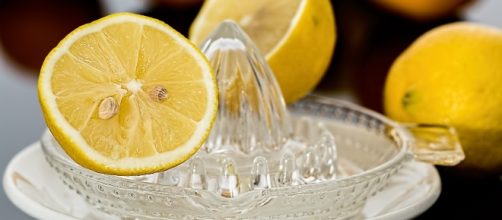 Little girls set up lemonade stands to help Hurricane Harvey victims. [Image via Pixabay]