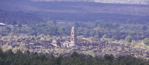 The ruins of San Juan Parangaricutiro, near the base of the Par&iacute;cutin volcano - Image |sharloch | flickr