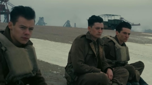 Alex, Gibson e Tommy, tre dei protagonisti del film sulla spiaggia di 'Dunkirk'.